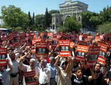 NATO Zirvesi ve Bush bir kez daha protesto edildi