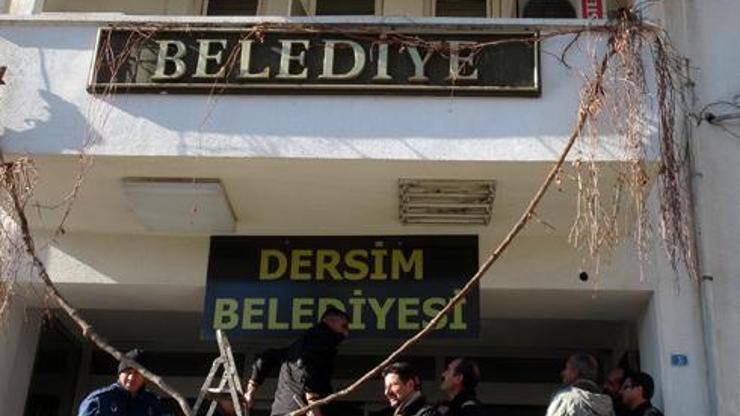 Tunceli Belediyesine Dersim tabelası asıldı