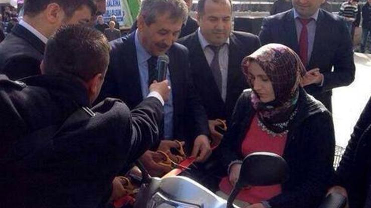Akülü engelli aracına kurdeleli açılış