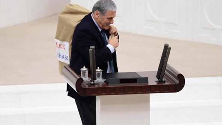 Süleyman Çelebi, çuvalla kürsüye gelince...