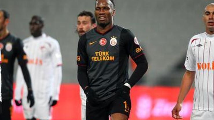 Drogba Mourinhonun ağzına bakıyor