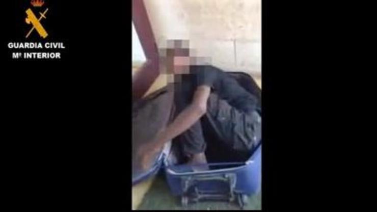 Sınır polisi bavuldan çıkana inanamadı