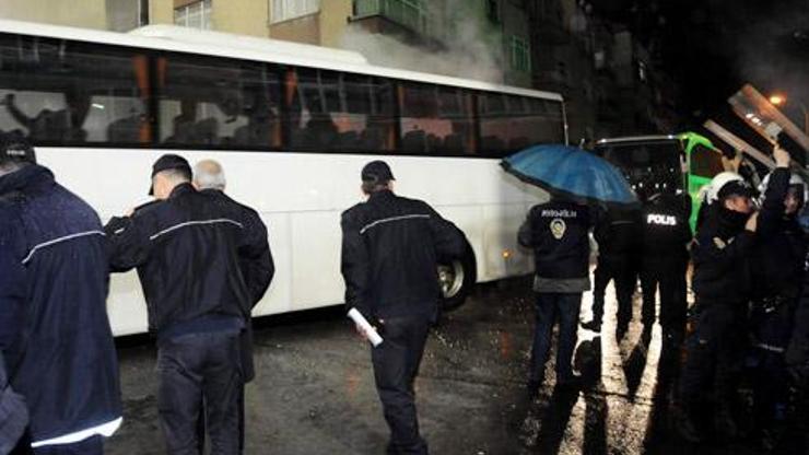 Fenerbahçeli yöneticileri taşıyan otobüs taşlandı
