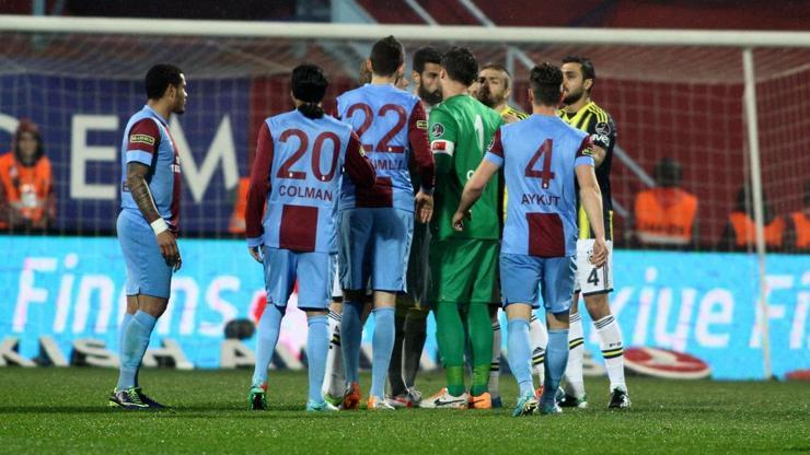 Trabzonspor - Fenerbahçe maçı tatil edildi
