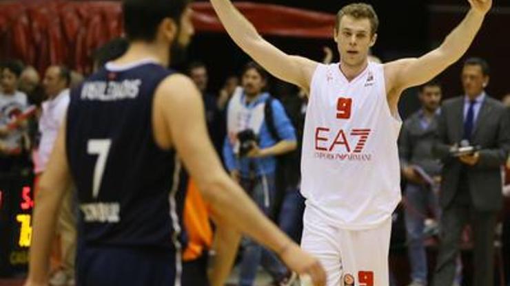 EA7 Emporio Armani: 76 - Anadolu Efes: 69