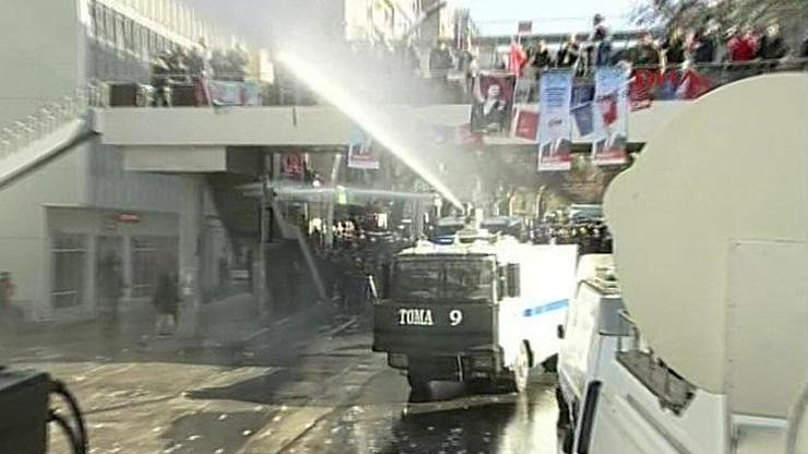 YSK binası önünde polis müdahalesi