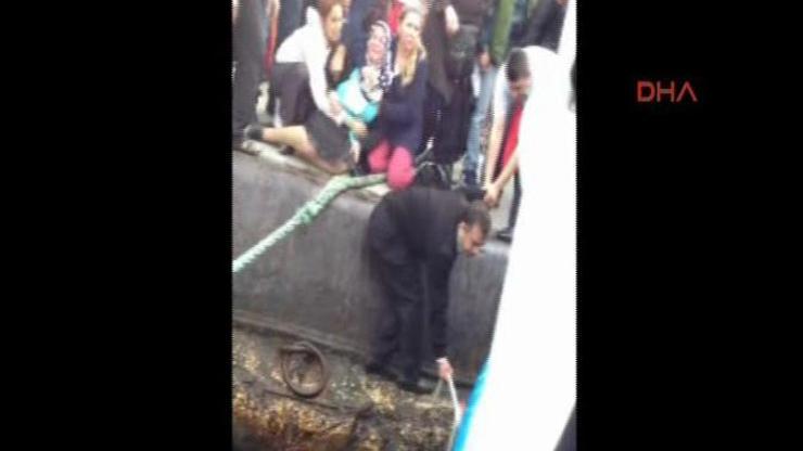 Eminönü İskelesinde facia... Bebek denize düştü