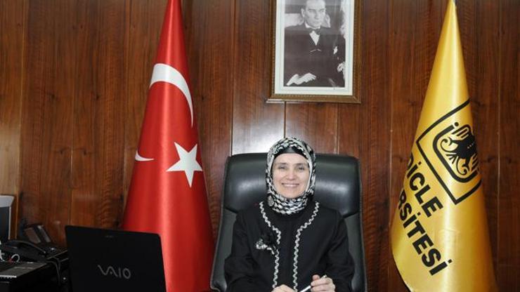 Dicle Üniversitesi Rektörü Saraç başörtüsü taktı