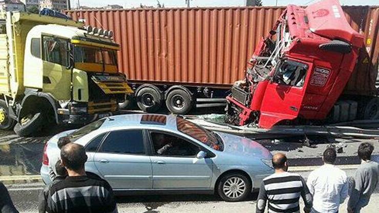 TEMde kaza trafiği kilitledi