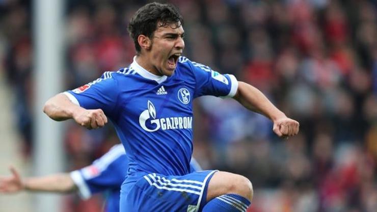 Kaan Ayhan Schalke formasıyla ilk golünü attı, beyin sarsıntısı geçirdi
