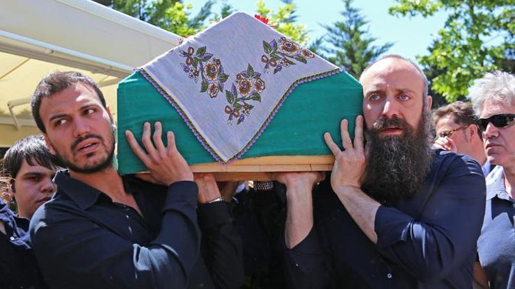 Halit Ergençin annesi son yolculuğuna uğurlandı