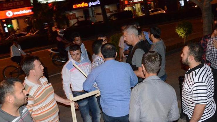 Adanadaki Soma protestocularına eli sopalılar saldırdı