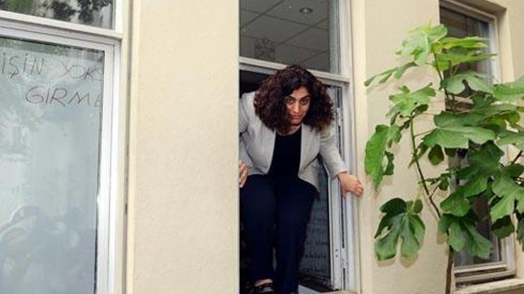 Sebahat Tuncel fakülteye pencereden girdi