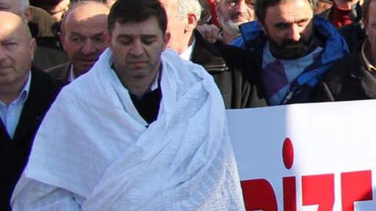 Erdoğan için giydiği kefen büfesini kurtarmadı