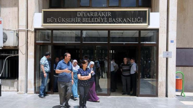 Diyarbakırda belediye binasına taşlı saldırı