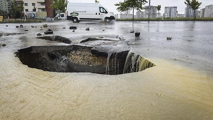 Ankara Batıkentte yol çöktü