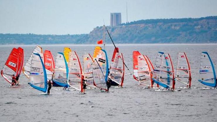 Çanakkale’de rüzgar “sörf” ve “yelken” için esti