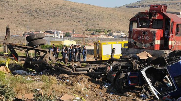Doğu Ekspresine çarpıp raydan çıkardı: 1 ölü