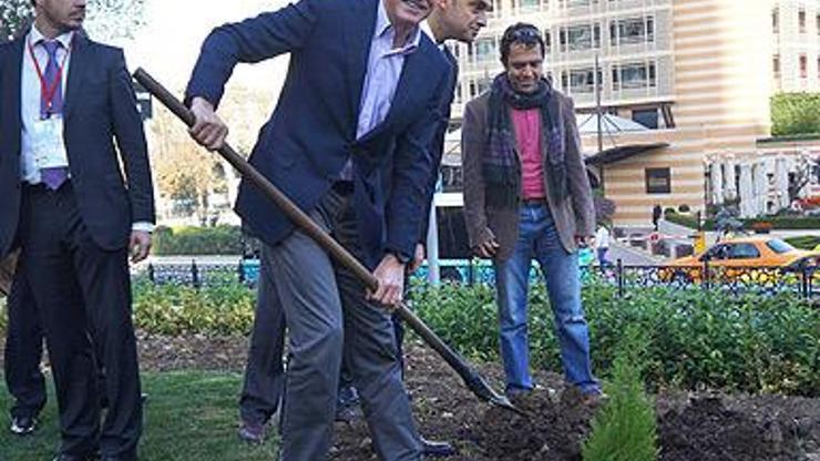 Papandreu Gezi Parkına fidan dikti