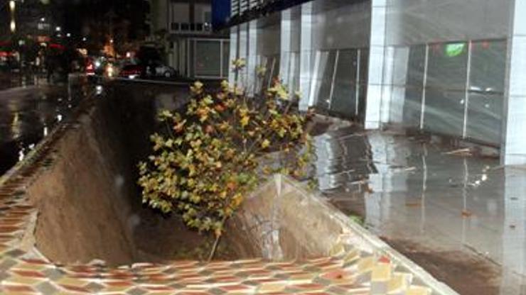 AVMnin kapalı otoparkı çöktü