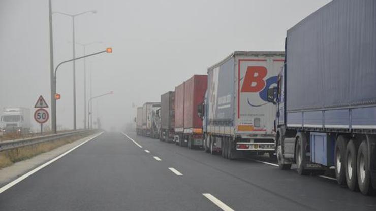 Kapıkulede 10 kilometre TIR kuyruğu