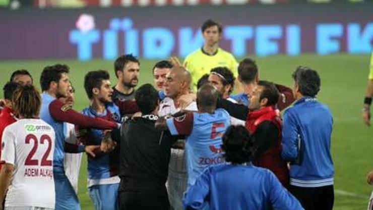 Sahaya atlamanın cezası 1 yıl men