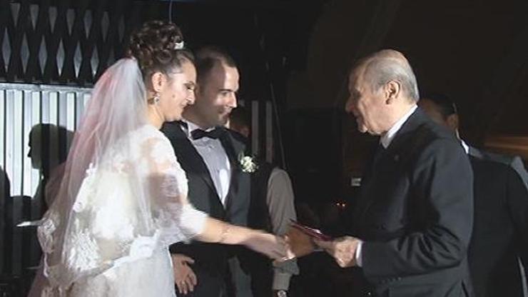 Tuğrul Türkeşin oğlunun nikah şahidi Bahçeli