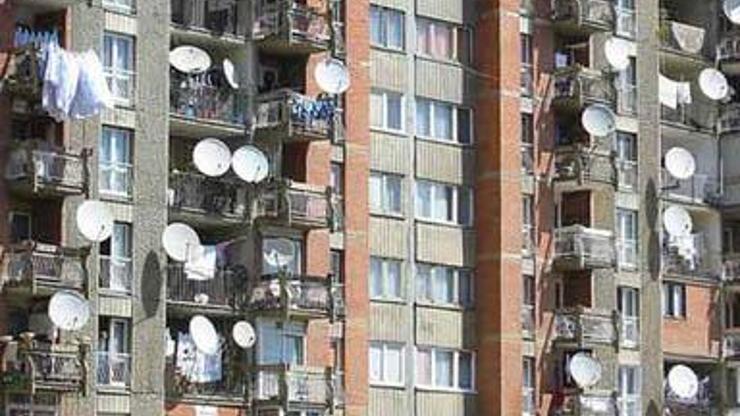 İran, çanak antenleri tankla imha etti