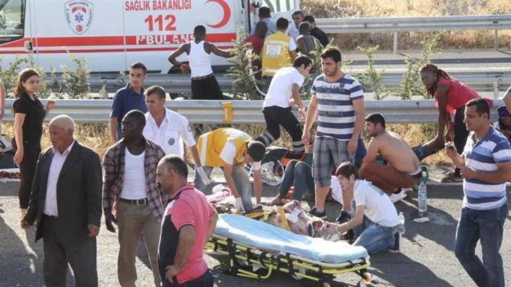 Şanlıurfada üniversite öğrencilerini taşıyan araç kaza yaptı