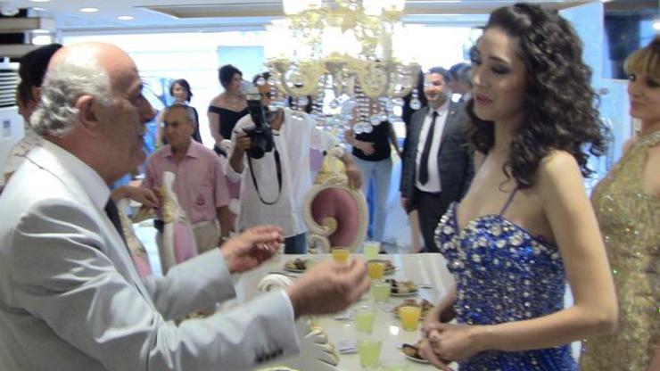 AK Partili belediye başkanından mankenlere: Sizi vitrin mankeni zannettim