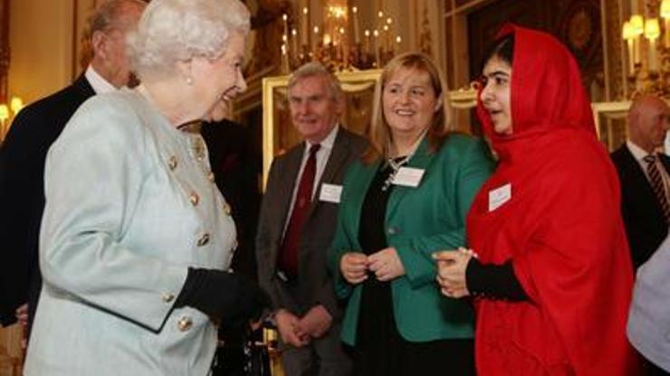 Kraliçe II. Elizabeth Malala ile görüştü