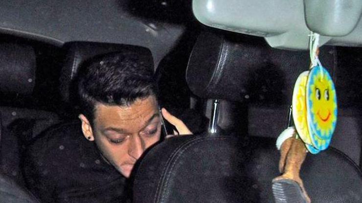 İspanyol paparaziler Mesut Özilin peşinde