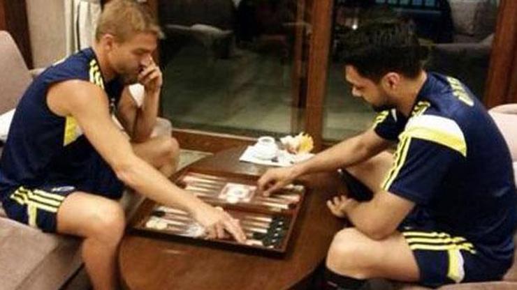 Fenerbahçeli futbolcuların tavla keyfi