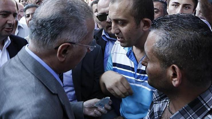 İhsanoğlundan Evimde ekmek yok diyen gence 100 lira