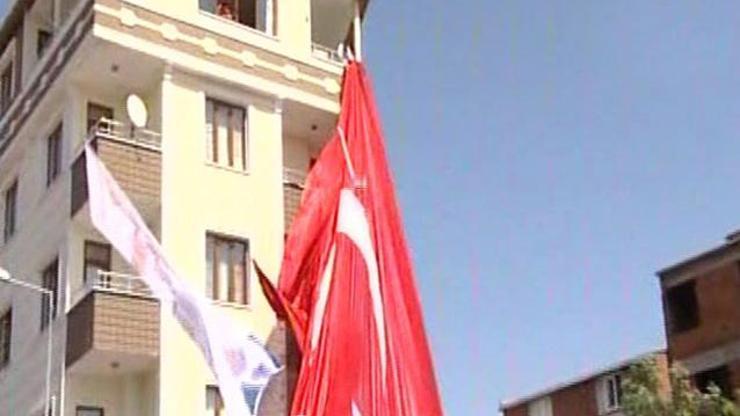 Esenyurtta bayrak krizi Türk bayrağı indirildi, AKP bayrağı sallandı