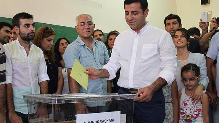 Selahattin Demirtaş Diyarbakırda oy kullandı