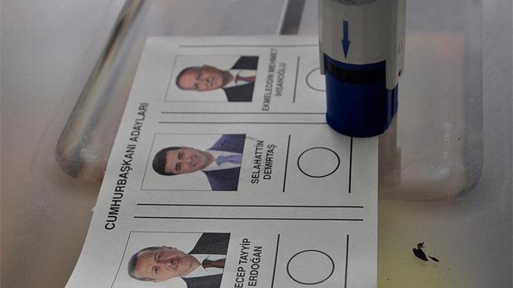 Oy pusulasının fotoğrafını çekerken gözaltına alındı