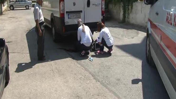 Yaşlı kadın yemek dağıtım aracının altında kaldı
