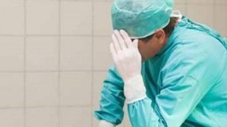 Doktor hemşireye makasla saldırdı