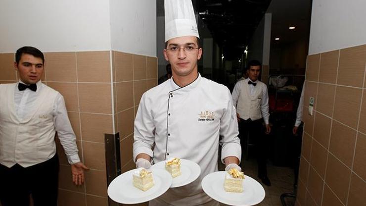 Düğünde misafirlere pasta üzerinde altın ikramı