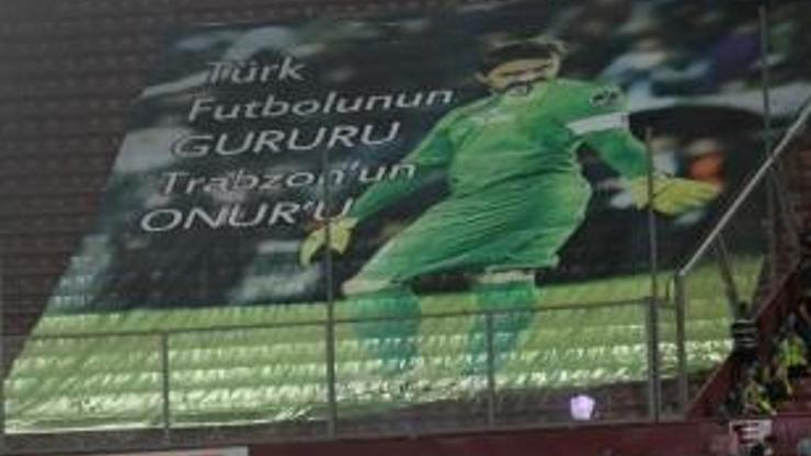 Trabzonspor kalecisi Onura pankartlı taraftar desteği