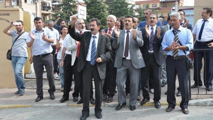Gazetecilerden protestoyu haber yapmamalarını istedi