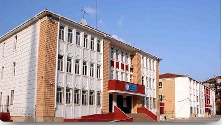 Okulun demir kapısı ilköğretim öğrencisinin üzerine devrildi