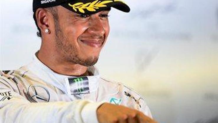 Hamilton Singapurda kazandı ve liderliğe yükseldi