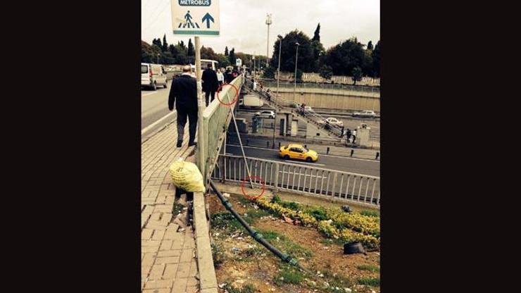 Tonlarca ağırlıktaki üst geçit korkuluğu demir boru ile ayakta duruyor