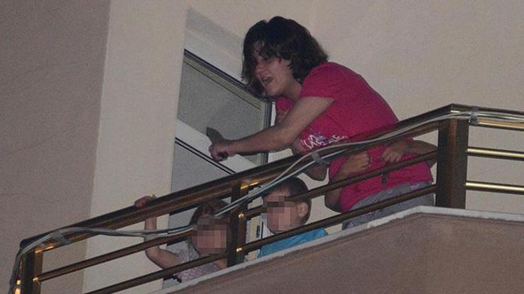 Alkollü anne elindeki bıçakla balkona çıkarak dehşet saçtı