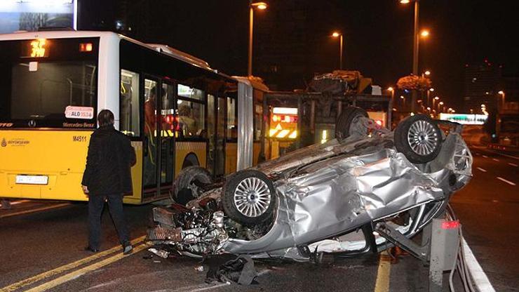Takla atan otomobil metrobüs yoluna girdi