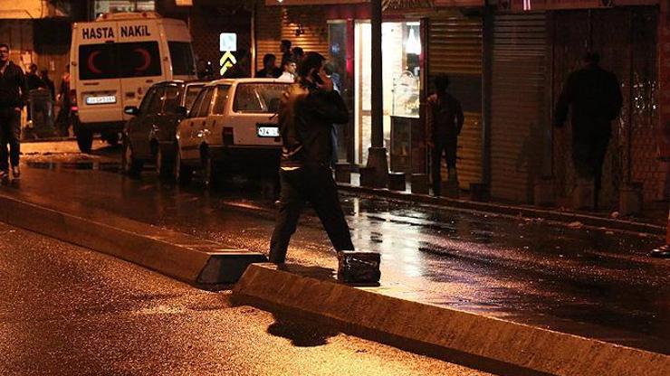 Bomba uzmanını çekirdek yiyerek izlediler..