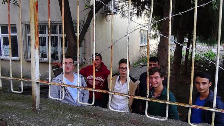 Öğrenciler kaçmasın diye demirlere gres yağı sürdüler