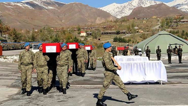 Şehit askerler için Van ve Hakkaride tören